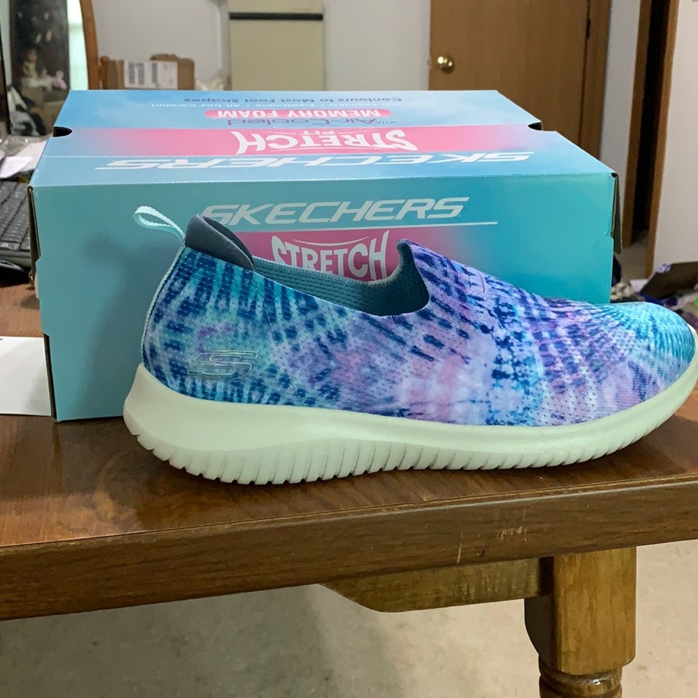 Multicolored blue ombré bliss size 10 skechers stretch slip ons new in box